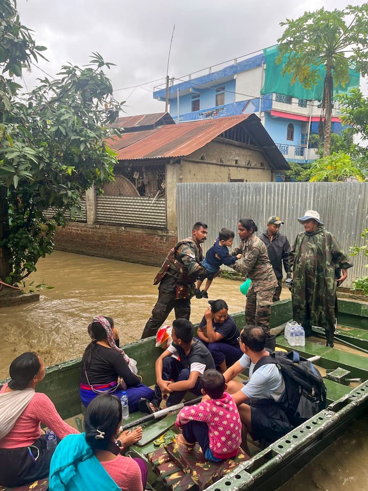 बारिश और बाढ़ से राज्य के कई जिलों में तटबंधों, सड़कों, पुलों और अन्य बुनियादी ढांचे को व्यापक नुकसान पहुंचा है। बाढ़ और भूस्खलन के कारण सड़क परिवहन, रेल यातायात और नौका सेवाएं भी प्रभावित हुई हैं।