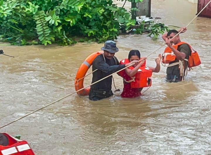 बाढ़ से हुई तबाही को देखते हुए राष्ट्रीय आपदा मोचन बल (एनडीआरएफ) समेत कई एजेंसियां राहत एवं बचाव कार्यों में सक्रिय रूप से लगी हुई हैं। प्रशासन वर्तमान में 12 जिलों में 155 राहत शिविर और राहत वितरण केंद्र चला रहा है, जहां 10,272 विस्थापित लोगों की देखभाल की जा रही है। अधिकारियों ने बताया कि पिछले 24 घंटों के दौरान बाढ़ पीड़ितों के बीच बड़ी मात्रा में चावल, दालें, नमक और सरसों का तेल वितरित किया गया है।