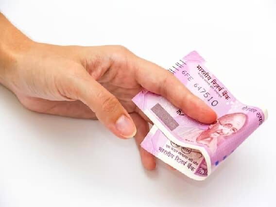 રિઝર્વ બેંક ઓફ ઇન્ડિયા (RBI) એ ૧૯ મે, ૨૦૨૩ ના રોજ ૨૦૦૦ રૂપિયાની નોટો ચલણમાંથી પાછી ખેંચવાની જાહેરાત કરી હતી. આ નિર્ણયને બે વર્ષ વીતી ગયા હોવા છતાં, આંકડા મુજબ, ₹ ૬,૧૮૧ કરોડ રૂપિયાની ૨૦૦૦ રૂપિયાની નોટો હજુ પણ લોકો પાસે છે. RBI દ્વારા સોમવારે (૨ જૂન, ૨૦૨૫) જાહેર કરાયેલા સત્તાવાર આંકડા અનુસાર આ માહિતી સામે આવી છે. જોકે, રિઝર્વ બેંકે સ્પષ્ટ કર્યું છે કે ૨૦૦૦ રૂપિયાની નોટો કાયદેસર (લીગલ ટેન્ડર) રહેશે.