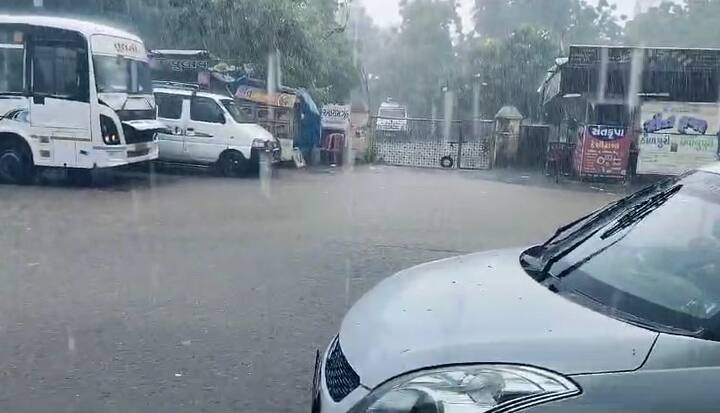 અમદાવાદ: હવામાન વિભાગે 8 જુન સુધી રાજ્યમાં છુટાછવાયા વરસાદની આગાહી કરવામાં આવી છે. ક્યાંક હળવો તો ક્યાંક મધ્યમ વરસાદની હવામાન વિભાગે આગાહી કરી છે. હવામાન વિભાગ મુજબ આવતીકાલે અમદાવાદના નરેન્દ્ર મોદી સ્ટેડિયમમાં રમાનાર આઈપીએલની ફાઈનલ મેચમાં પણ વરસાદ વિલન બની શકે છે.