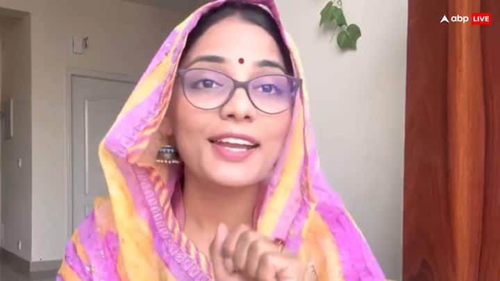 Neha Singh Rathore Net Worth: नेहा सिंह राठौर अपने बेबाक अंदाज और तंजभरे गानों के लिए जानी जाती हैं. वो अपने गानों के जरिए मोदी सरकार से सवाल करती हैं.