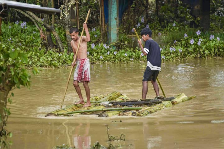 समय से पहले हुई मानसून की बारिश ने पूर्वोत्तर भारत में कहर बरपा दिया है, जिससे असम में बाढ़ और भूस्खलन की स्थिति अत्यंत गंभीर हो गई है। असम राज्य आपदा प्रबंधन प्राधिकरण (एएसडीएमए) की एक रिपोर्ट के अनुसार, राज्य के 20 जिलों के 764 गांव जलमग्न हो गए हैं और अनुमानतः 4 लाख लोग बाढ़ से प्रभावित हुए हैं। कछार और श्रीभूमि जिलों में इन घटनाओं में दो लोगों की मौत हो गई है, जिससे इस वर्ष बाढ़ और भूस्खलन में मरने वालों की कुल संख्या 10 हो गई है।