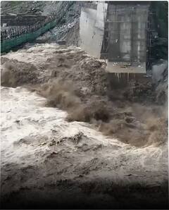 सिक्किम में आई बाढ़ का हैरतअंगेज नजारा | ABP NEWS SHORTS