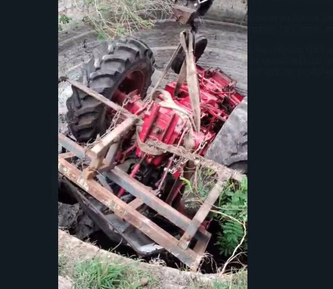 मशागत करताना घडलेल्या या घटनेमुळे शेतकऱ्याचं नुकसान झालं आहे.