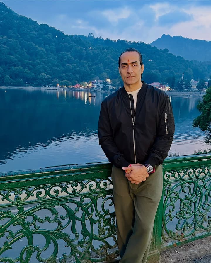 टीवी सीरियल अनुपमा फेम एक्टर सुधांशु पांडे हाल ही में उत्तराखंड के एक प्रसिद्ध महादेव मंदिर में दर्शन के लिए पहुंचे हैं.