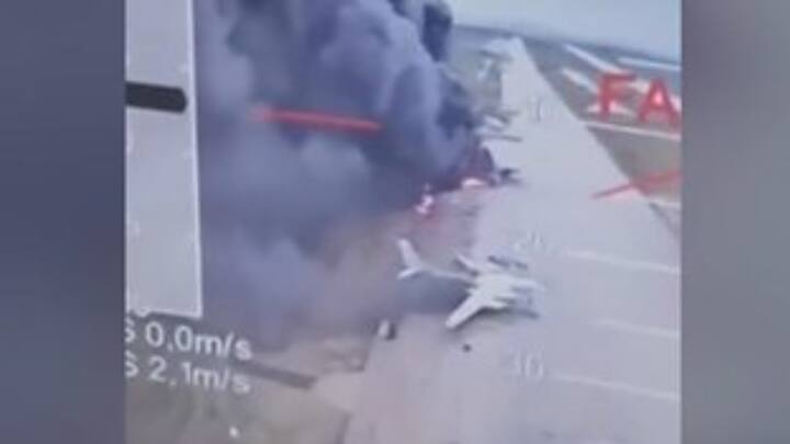 युक्रेनच्या दाव्यानुसार, रशियाची सैनिकांना भोजन आणि इंधन घेऊन जाणारी एक मालगाडी स्फोटात उडवण्यात आली आहे. या स्फोटात एक पूल उद्ध्वस्त झाल्याने रशियाच्या ताब्यातील जापोरिज्जिया आणि क्रिमियालगतचा मॉस्कोच्या भागाचा संपर्क तुटला आहे.