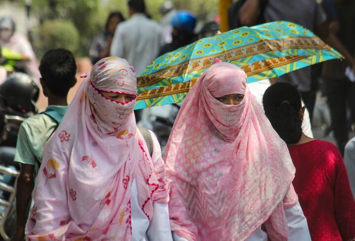 আজ কলকাতার সর্বনিম্ন তাপমাত্রা ২৯.২ ডিগ্রি। গতকাল দিনের সর্বোচ্চ তাপমাত্রা ছিল ৩৫.৪ ডিগ্রি। বাতাসে জলীয় বাষ্পের পরিমাণ আপেক্ষিক আর্দ্রতা ৫৯ থেকে ৯১ শতাংশ।
