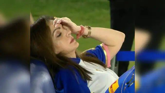 मुंबई इंडियन्सच्या मालकीण नीता अंबीनी या देखील पराभवानंतर खूर निराश दिसल्या.