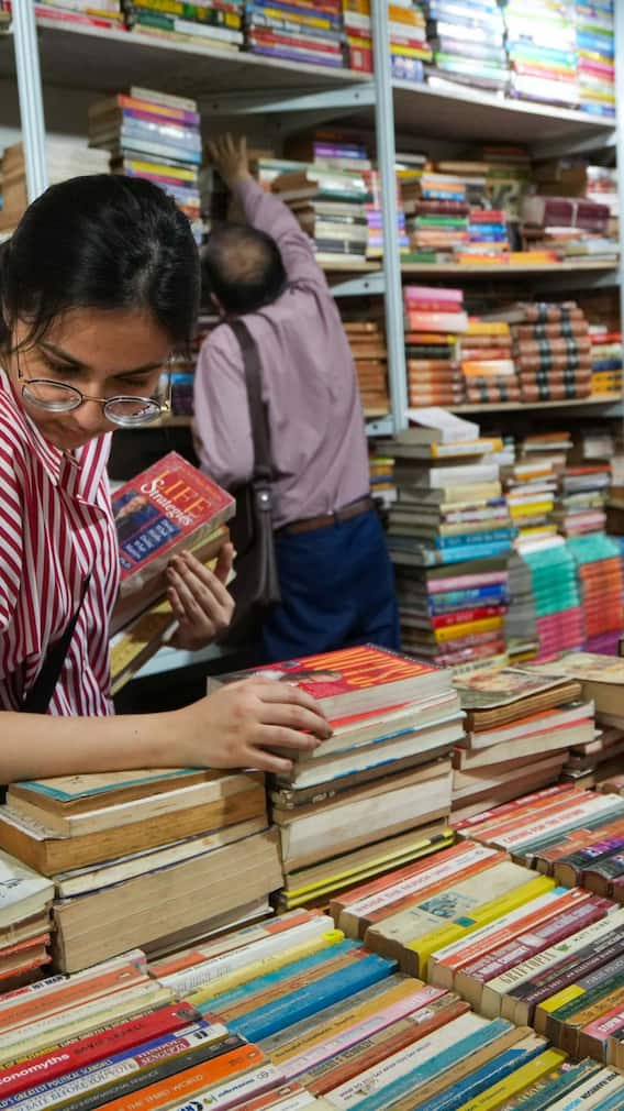 किताबें खरीदनी हो या बेचनी, इंदौर का खजूरी बाजार है बेस्ट ऑप्शन