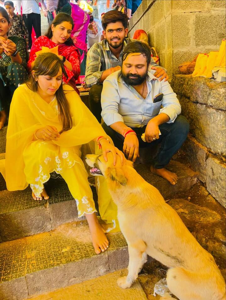 हे फोटो शेअर करताना निर्मला नवले यांनी कॅप्शन लिहिलंय की, श्री खंडोबाच्या नगरीत येऊन दर्शन घेण्याचा योग आला. जेजुरी – आस्था, भक्ती, आणि ऊर्जा यांचं अनोखं संगमस्थान! हर हर महादेव! 💫💛