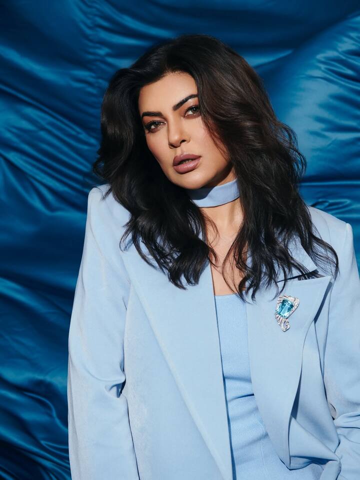 The ensemble featured a sharply tailored blazer with clean lapels, paired with a matching waistcoat that added depth and dimension to the look.