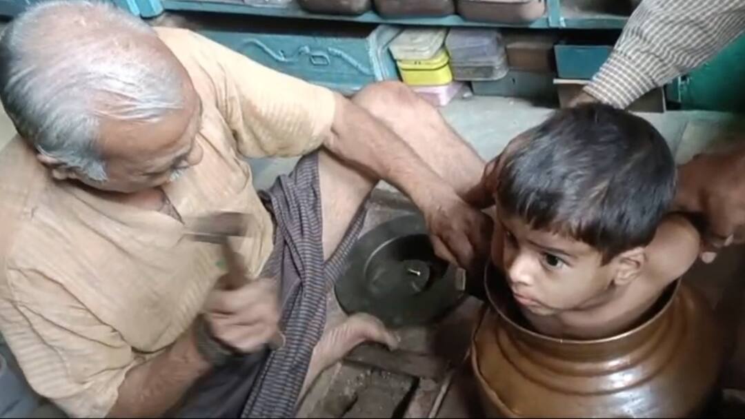 MP: सागर में खेलते-खेलते पानी भरने के बर्तन में फंसा बच्चा, जानें- फिर क्या हुआ? Sagar child got stuck in a water vessel while playing in mp ann MP: सागर में खेलते-खेलते पानी भरने के बर्तन में फंसा बच्चा, जानें- फिर क्या हुआ?