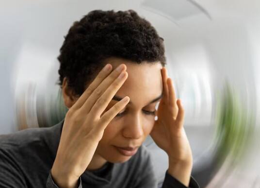 बार-बार चक्कर आना: चलते-चलते अचानक लड़खड़ाने लगना, ये कोई आम कमजोरी नहीं होती, इसमें ब्रेन की नसों में सूजन पाई जाती है.