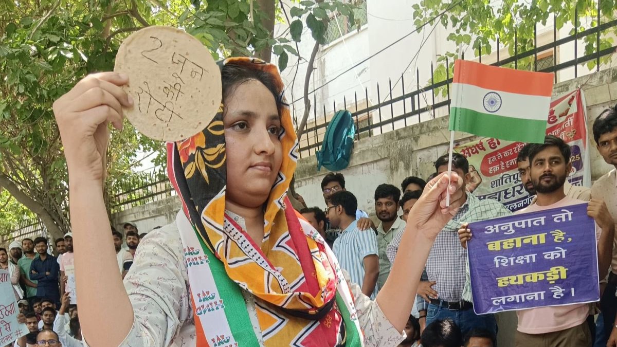 यूपी में शिक्षक भर्ती के लिए अनोखा आंदोलन, हाथ में रोटी लिए दिखे अभ्यर्थी, अखिलेश ने शेयर किया वीडियो