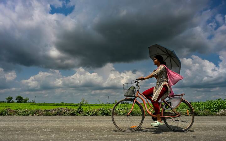 ভ্যাপসা গরম আর অস্বস্তিতে হাঁসফাঁস অবস্থা কলকাতার। এই সপ্তাহে পরিস্থিতি বদলের সম্ভাবনা নেই। কখনও মেঘলা আবার কখনও আংশিক মেঘলা থাকবে আকাশ। প্রতিদিনই বেলা বাড়লে গরম এবং অস্বস্তি বাড়বে।