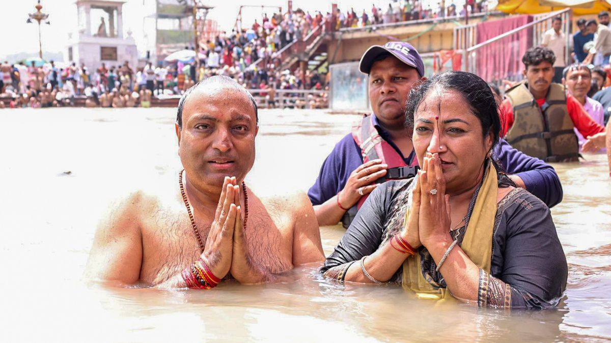 दिल्ली सरकार के 100 दिन पूरे होने के बाद हरिद्वार में गंगा स्नान कर भावुक हुईं CM रेखा गुप्ता, जानें- क्या बोलीं?