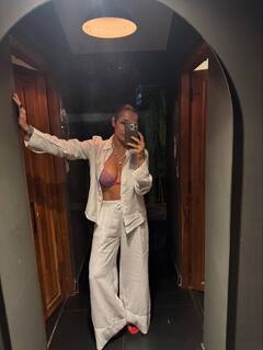 बैकलेस ड्रेस में लाल परी बनीं मलाइका अरोड़ा, पूल किनारे बैठ बिकिनी में दिए ऐसे पोज, फैंस बोले- 'फिटनेस सीक्रेट क्या है'