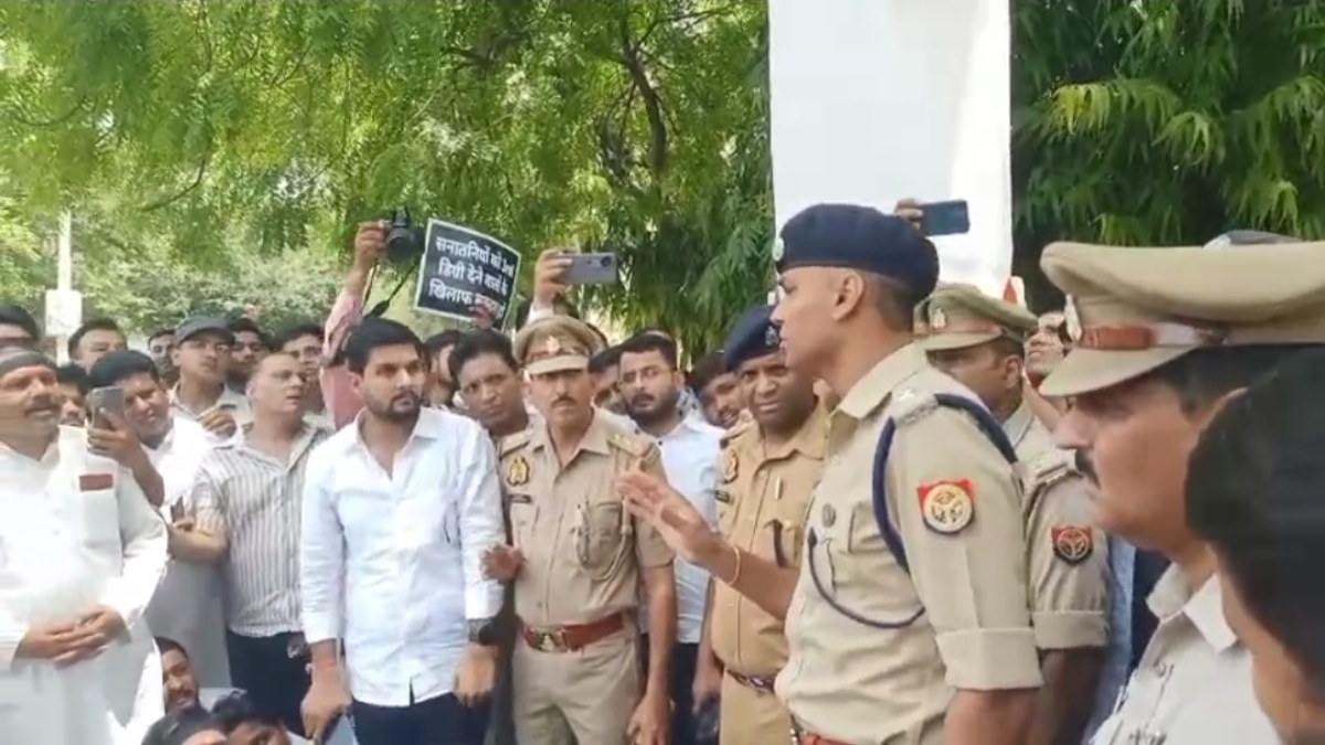 ‘प्रदर्शन से कुछ नहीं होगा…’, अलीगढ़ एसएसपी की प्रदर्शनकारी हिंदू नेताओं को दो टूक