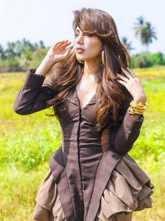 ब्राउन शॉर्ट ड्रेस में बीच पर रिया चक्रवर्ती ने दिए ऐसे पोज, फैंस बोले- 'ये तो लेजेंड है'