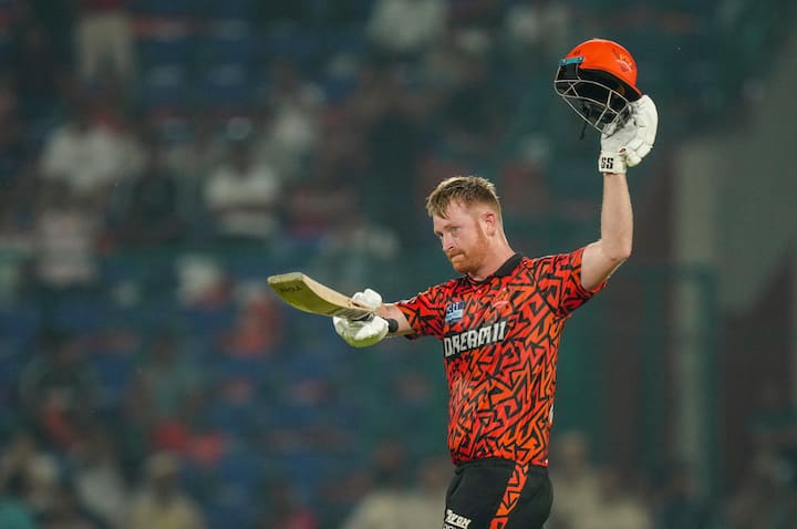 क्लासेन ने IPL 2025 में SRH के लिए अपना बढ़िया फॉर्म जारी रखा, जैसा कि उन्होंने 2023 और 2024 में किया था। वर्तमान सीज़न में, उन्होंने 13 मैचों में 44.27 के प्रभावशाली औसत पर 13 मैचों में 487 रन बनाए, जिसमें चार अर्द्धशतक और एक विस्फोटक सदी शामिल थी। उनका स्टैंडआउट प्रदर्शन इस सीज़न में उनके अंतिम गेम में आया था - केकेआर के खिलाफ सिर्फ 39 गेंदों पर 105 रन बनाकर।