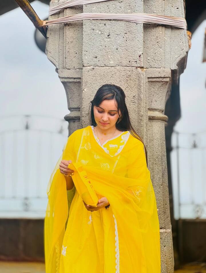 यावेळी त्यांनी भंडारा उधळलेले फोटो शेअर केले आहेत.