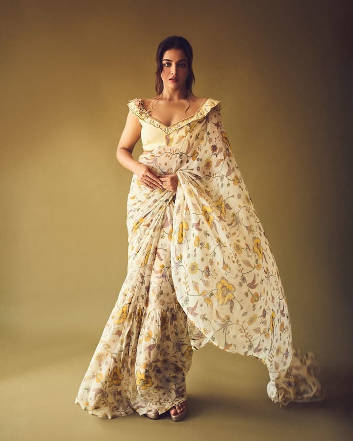 Wamiqa Gabbi Photos: અભિનેત્રી વામિકા ગબ્બી પોતાના ગ્લેમરસ અંદાજથી ફેન્સને દિવાના બનાવે છે. અભિનેત્રીનો હાલમાં  સ્ટાઇલિશ સાડી લૂક વાયરલ થયો છે. એક્ટ્રેસ સાડી લૂકમાં ખૂબ જ શાનદાર પોઝ આપતી જોવા મળી રહી છે.