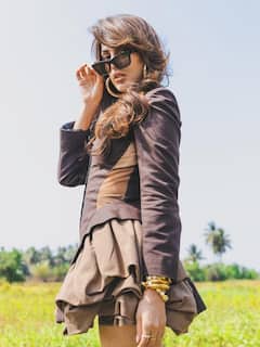 ब्राउन शॉर्ट ड्रेस में बीच पर रिया चक्रवर्ती ने दिए ऐसे पोज, फैंस बोले- 'ये तो लेजेंड है'