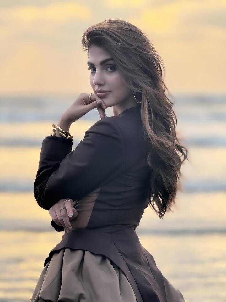 रिया की फोटोज पर फैंस ढेर सारे कमेंट कर रहे हैं. एक ने लिखा- द लेजेंड. वहीं दूसरे ने लिखा- रिया चक्रवर्ती तो क्वीन है.