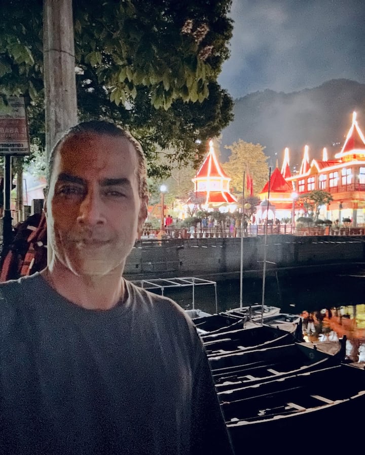 मंदिर के बाहर और अंदर की तस्वीरों में वह पूरी तरह शिव भक्ति में डूबे नजर आ रहे हैं.साथ ही उन्होंने माथे पर तिलक लगाकर भगवान शिव का आशीर्वाद लिया.