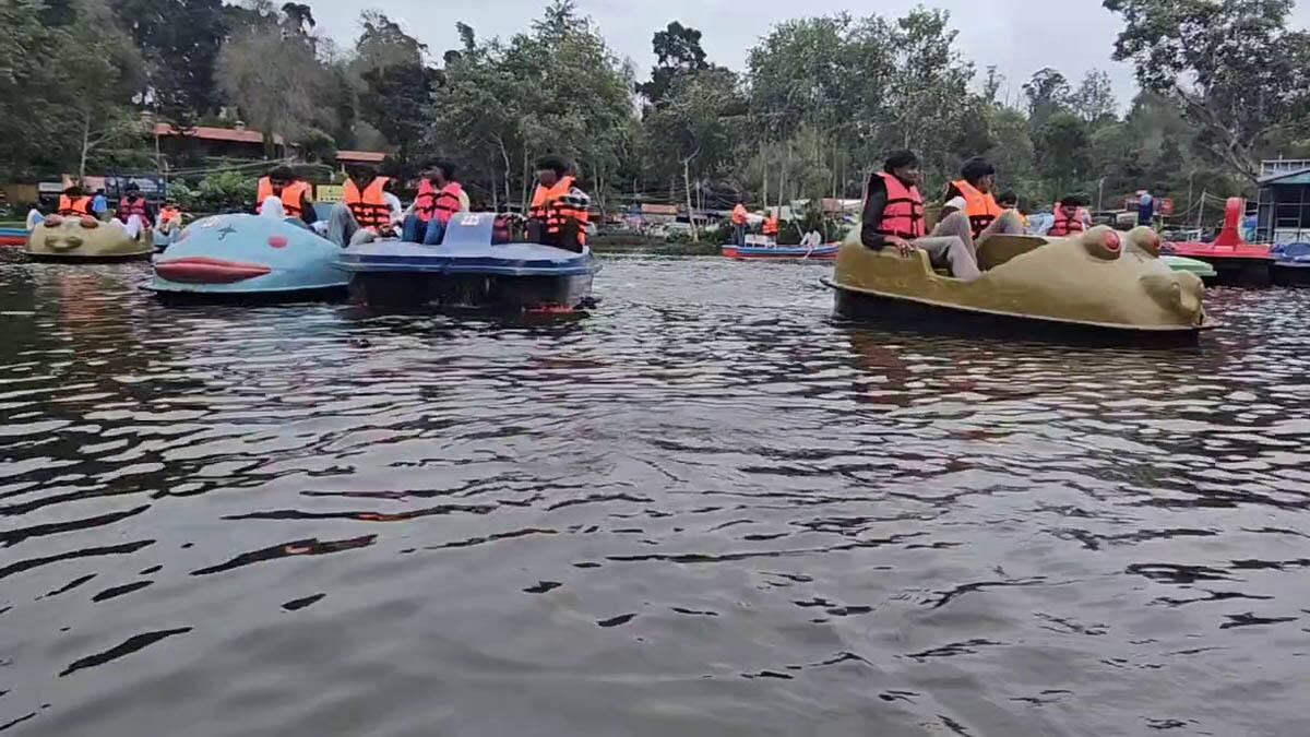 கொடைக்கானலில் நிறைவு பெரும் மலர்க்கண்காட்சி..படகு போட்டியில் மகிழ்ச்சியுடன் பங்கேற்ற சுற்றுலா பயணிகள்