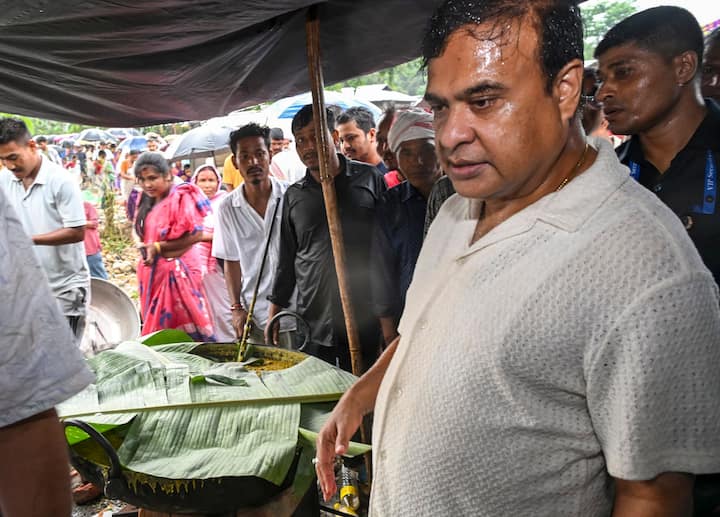 मुख्यमंत्री हिमंत विश्व शर्मा ने रविवार शाम को चेतावनी दी कि राज्य और पड़ोसी क्षेत्रों में लगातार भारी बारिश के कारण निचले इलाकों और नदी क्षेत्रों में रहने वाले लोगों के लिए स्थिति और खराब होने की संभावना है। केंद्रीय गृह मंत्री अमित शाह ने मुख्यमंत्री शर्मा को फोन कर स्थिति का जायजा लिया और हर संभव सहायता का आश्वासन दिया। असम-अरुणाचल प्रदेश सीमा पर फंसे चौदह लोगों को भारतीय वायु सेना के हेलीकॉप्टर द्वारा सुरक्षित निकाला गया। मौसम विभाग ने आने वाले दिनों में और अधिक मूसलाधार बारिश की भविष्यवाणी की है, जिसके कारण सिस्टम और अधिक सतर्क हो गया है।
