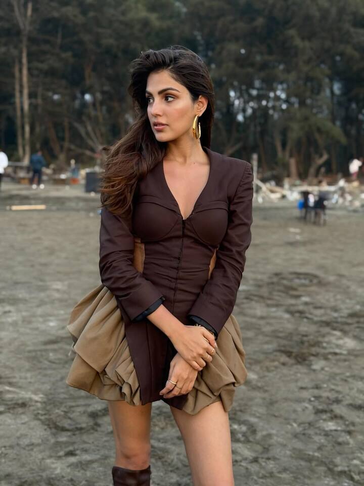 उन्होंने ओपन हेयर और गोल्डन हुप्स से कंप्लीट किया है. वो खूब पोज देती हुई नजर आईं.