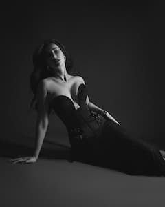 Disha Patani: డీప్ వీ నెక్ డ్రస్‌లో దిశా పటానీ... జిల్ జిల్ జిగేల్ అనేలా గ్లామర్ తళుకులు