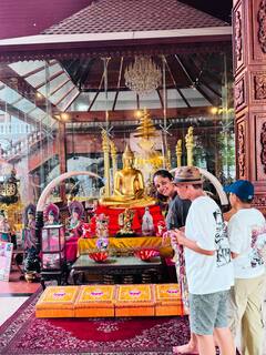 Anasuya Bharadwaj: కొలంబోలో ఫేమస్ బుద్ధుడి టెంపుల్‌కు ఫ్యామిలీతో వెళ్లిన అనసూయ...