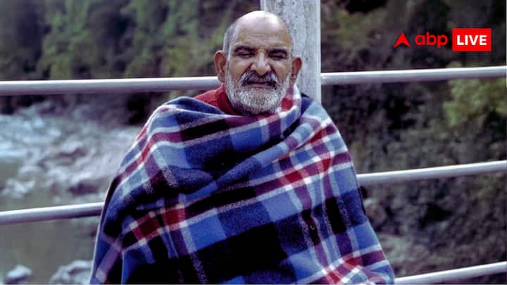 Neem Karoli Baba: नैनीताल स्थित कैंचीधाम में बाबा नीम करोली के दर्शन करने के लिए रोजाना हजारों की संख्या में श्रद्धालु धाम आते हैं, जो उन्हें कंबल अर्पित करते हैं. क्या है उनके कंबल का महत्व? जानें.