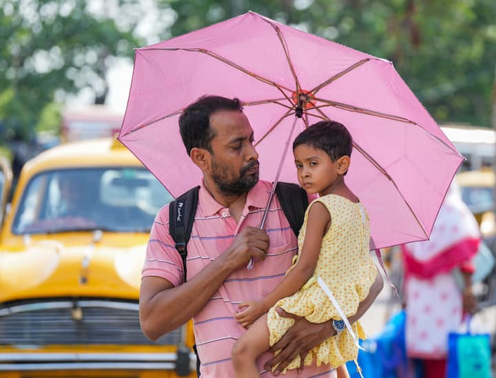 আবহাওয়া দপ্তরের ক্যালেন্ডার অনুযায়ী দক্ষিনবঙ্গে বর্ষা ঢোকার নির্ধারিত দিন ১০ জুন। তবে এবার কেরল বা উত্তরবঙ্গের মতো দক্ষিণবঙ্গে আগাম বর্ষা ঢুকবে কিনা সন্দিহান আবহাওয়াবিদরা।