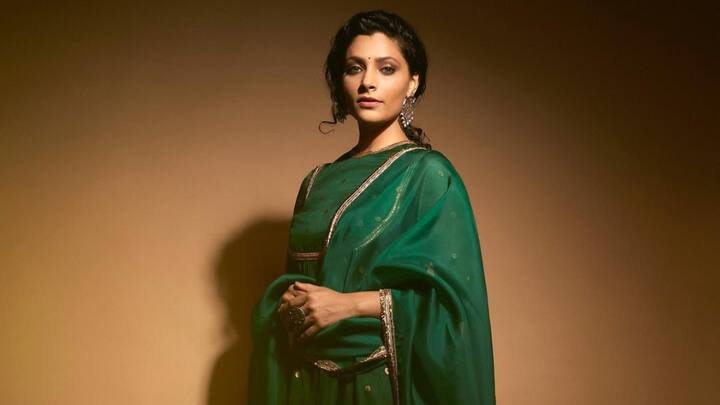 Saiyami appears otherworldly in this dark green salwar suit with pale golden embroidery and zari borders. With wide-legged ethnic pants and a matching dupatta, the look is a poised tribute to traditional attire, perfect for Bakrid. (Image Source: Instagram/ saiyami)