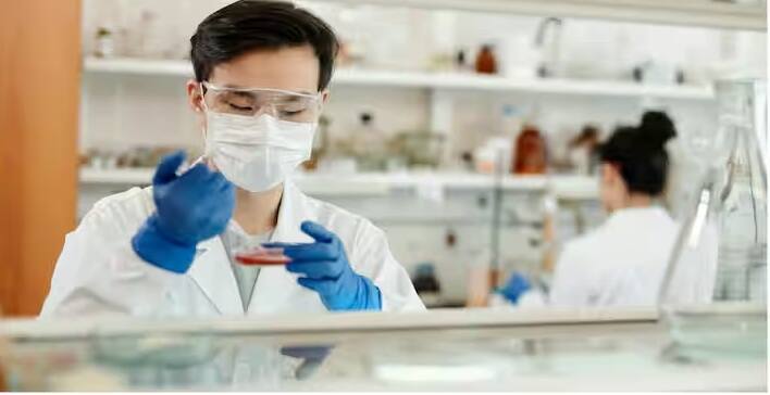 જો તમને તાવ, ઉધરસ, શ્વાસ લેવામાં તકલીફ લાગે અથવા અચાનક અસ્વસ્થતા અનુભવાય, તો વિલંબ કર્યા વિના ડૉક્ટરનો સંપર્ક કરો.