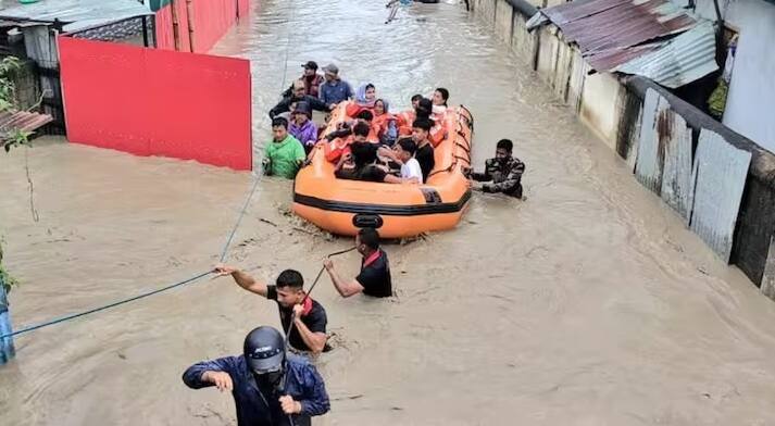 સિક્કિમના મંગન જિલ્લાના લાચેન અને લાચુંગ વિસ્તારોમાં ભારે વરસાદ અને ભૂસ્ખલનને કારણે સેંકડો પ્રવાસીઓ ફસાયા છે. પુલ તૂટી પડવાથી અને તીસ્તા નદીના પાણી ઓવરફ્લો થવાથી રસ્તો બંધ થઈ ગયો છે. સ્થાનિક વહીવટીતંત્રે રાહત કાર્યને વધુ તીવ્ર બનાવ્યું છે.