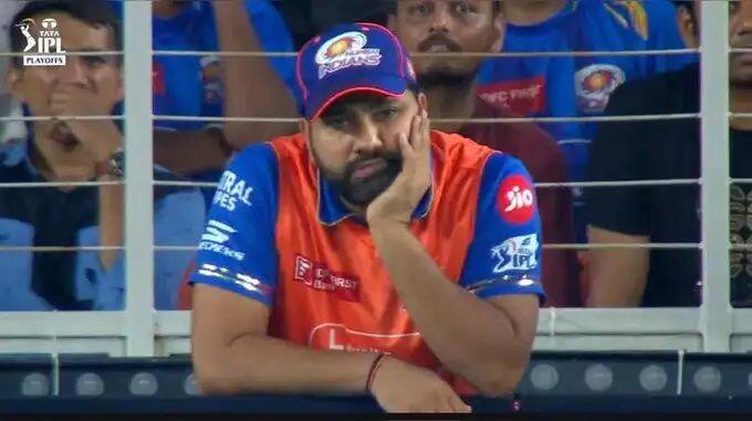 मुंबई इंडियन्सचा माजी कर्णधार रोहित शर्मा देखील निराश दिसला. रोहित शर्माचा हा फोटो पाहून चाहते हळहळल्याचे दिसून आले.