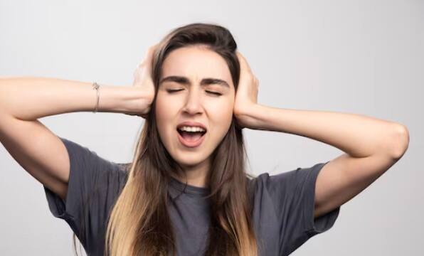 कान में सीटी या भारीपन: वर्टिगो अक्सर कान की अंदरूनी परत से जुड़ा होता है. इसलिए कई लोगों को कान में आवाजें आना या प्रेशर महसूस होता है.