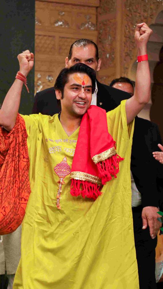 पंडित धीरेंद्र शास्त्री से जानें किन कारणों से घर पर नहीं होती मां लक्ष्मी की कृपा?