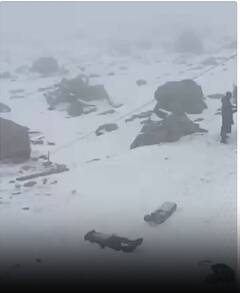 गुलमर्ग में ताजा बर्फबारी का लुत्फ लेते सैलानी | ABP NEWS SHORTS