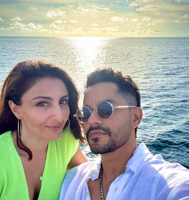 सोहा अली खान ने समंदर के किनारे अपने पति कुणाल के साथ स्टाइलिश पोज दिए. जिससे उन्होंने अपने फैंस का दिल जीत लिया.