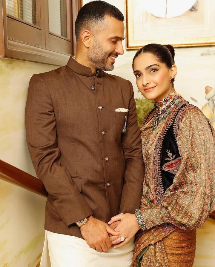 सोनम कपूर-आनंद आहूजा: सबसे पहले बात करते हैं बॉलीवुड की फैशनिस्टा और एक्ट्रेस सोनम कपूर और उनके पति आनंद आहूजा की. आनंद एक फेमस बिजनेसमैन हैं. डीएनए इंडिया की रिपोर्ट के अनुसार दोनों करीब 4900 करोड़ की संपत्ति के मालिक हैं.