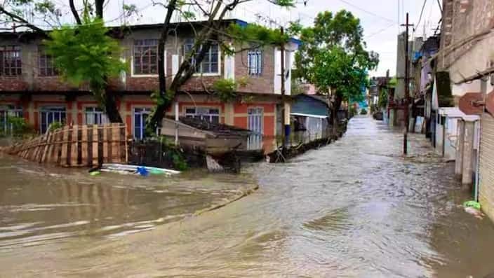 અરુણાચલ પ્રદેશમાં અત્યાર સુધીમાં 9 લોકોના મોત થયા છે. મુખ્યમંત્રી પેમા ખાંડુએ મૃતકોના પરિવારજનોને 4 લાખ રૂપિયાનું વળતર આપવાની જાહેરાત કરી છે અને લોકોને સતર્ક રહેવાની અપીલ કરી છે. મેઘાલયમાં 6 અને મિઝોરમમાં 5 લોકોએ જીવ ગુમાવ્યા છે.