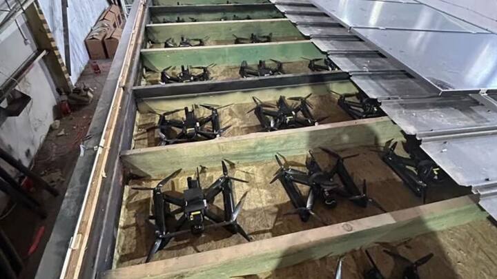 या हल्ल्यासाठी ड्रोन्स कंटेनरमधून लपवून एका ट्रकमधून रशियाच्या आतल्या भागात नेण्यात आले. ट्रकवरील लाकडी छतांमध्ये हे आत्मघातकी ड्रोन्स लपवण्यात आले होते.