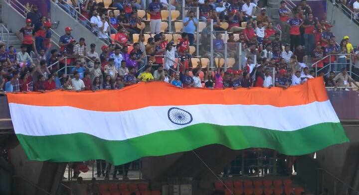 त्यांच्याशिवाय गायक प्रकृती गिरी आणि श्रीनिधी घटाटे देखील होत्या.