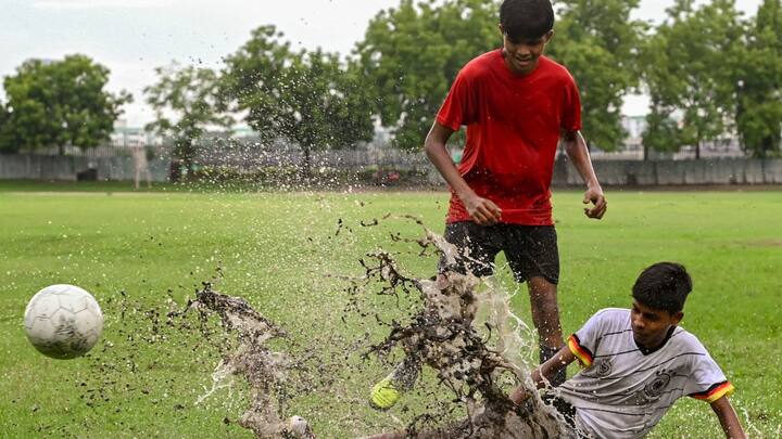 বৃহস্পতিবার হালকা থেকে মাঝারি বৃষ্টি হতে পারে দার্জিলিং, কালিম্পং, আলিপুরদুয়ার, কোচবিহার, জলপাইগুড়িতে। উত্তর দিনাজপুর ও জলপাইগুড়িতে ৪০ থেকে ৫০ কিলোমিটার বেগে ঝোড়ো হাওয়া ও বজ্রবিদ্যুৎ সহ বৃষ্টির পূর্বাভাস রয়েছে।