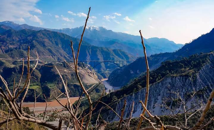 पर्यटनाला प्रोत्साहन देण्याशिवाय ही योजना काश्मीर खोऱ्यात इतर गोष्टींच्या वाहतुकीसाठी याशिवाय आरोग्य सेवा पुरवण्यामध्ये फायदेशीर ठरेल. हिवाळाच्या काळात देखील देशासोबतचा संपर्क यामुळं कायम राहील. काश्मीर खोऱ्यातील व्यापारी, सफरचंद उत्पादकांना देखील याचा फायदा होईल. यामुळं एका दिवसात काश्मीर खोऱ्यातून माल दिल्लीत पोहोचेल.